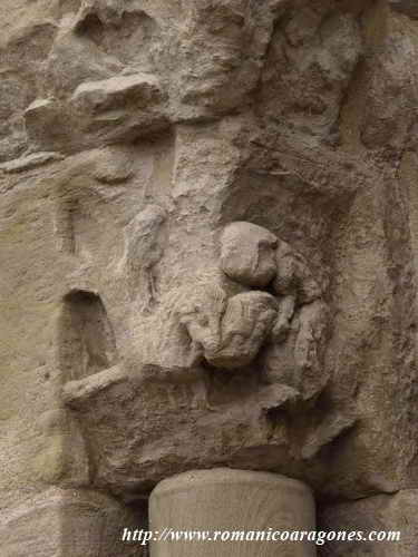 CAPITELES DEL VENTANAL A NUESTRA IZQUIERDA, DESDE EL INTERIOR DEL CEMENTERIO